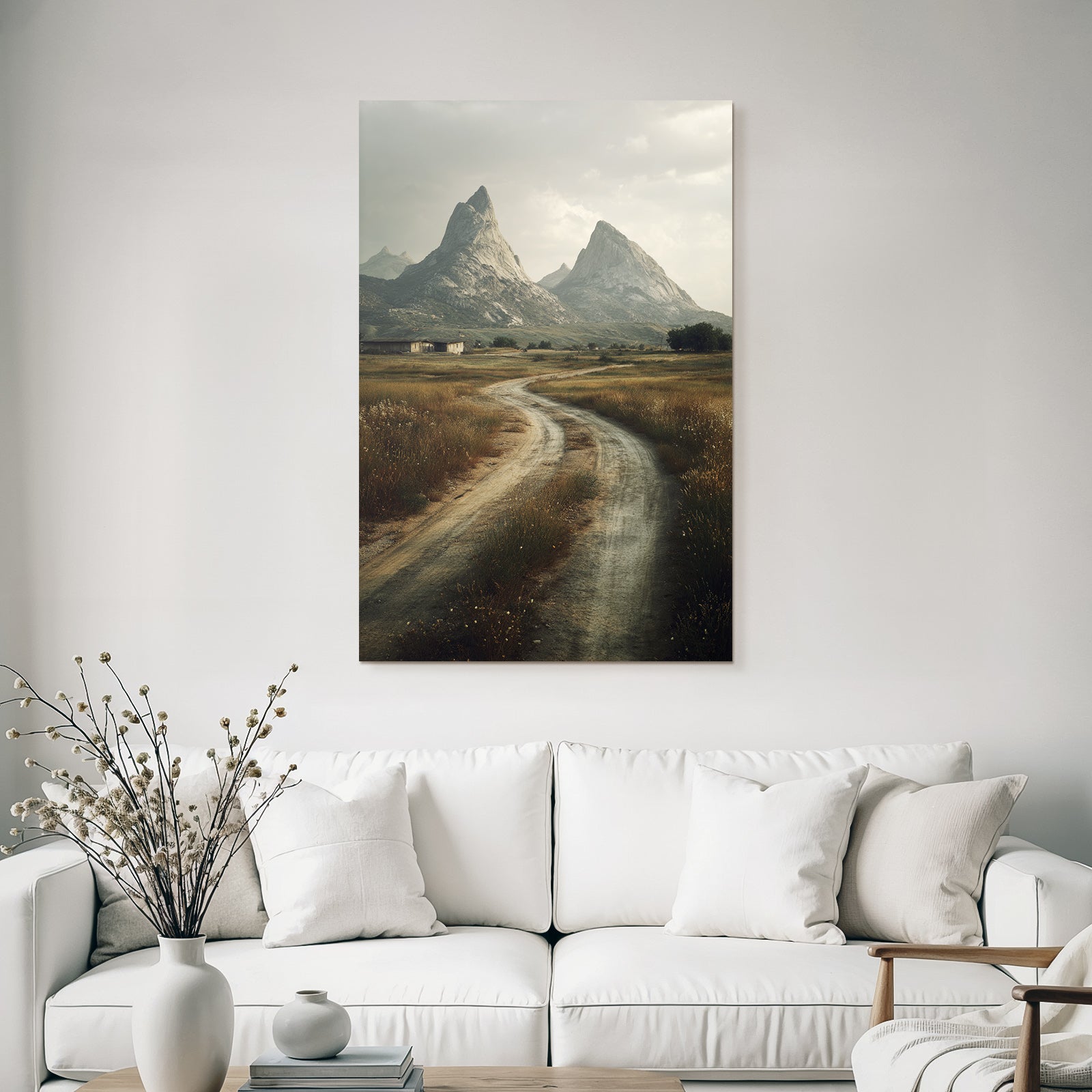 Staubiger Weg In Berglandschaft Mit Dorf Im Hintergrund