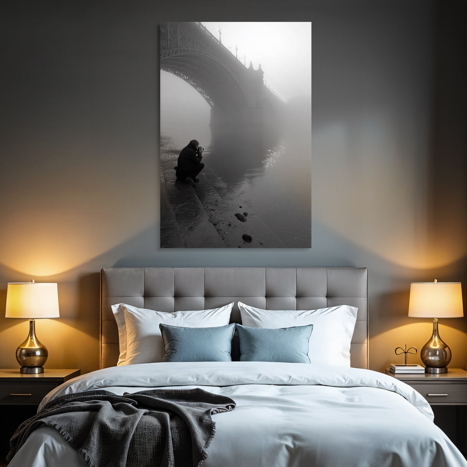 Stille Szene Mit Fotograf Am Wasser Bei Bruecke Im Nebel