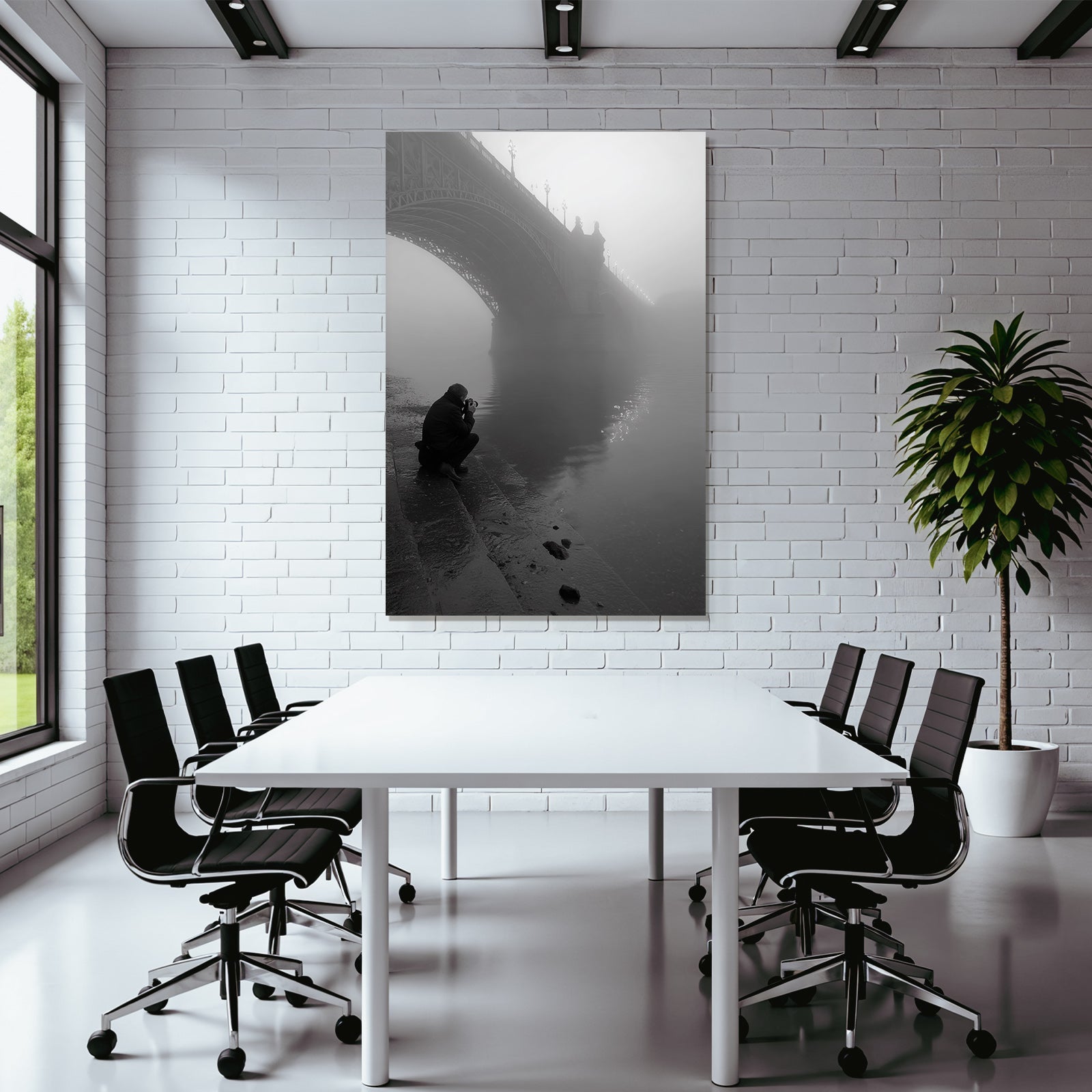 Stille Szene Mit Fotograf Am Wasser Bei Bruecke Im Nebel