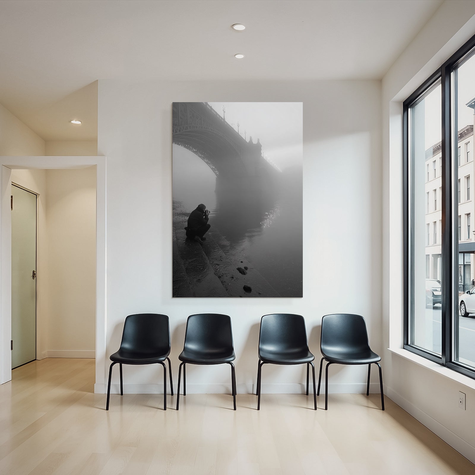Stille Szene Mit Fotograf Am Wasser Bei Bruecke Im Nebel