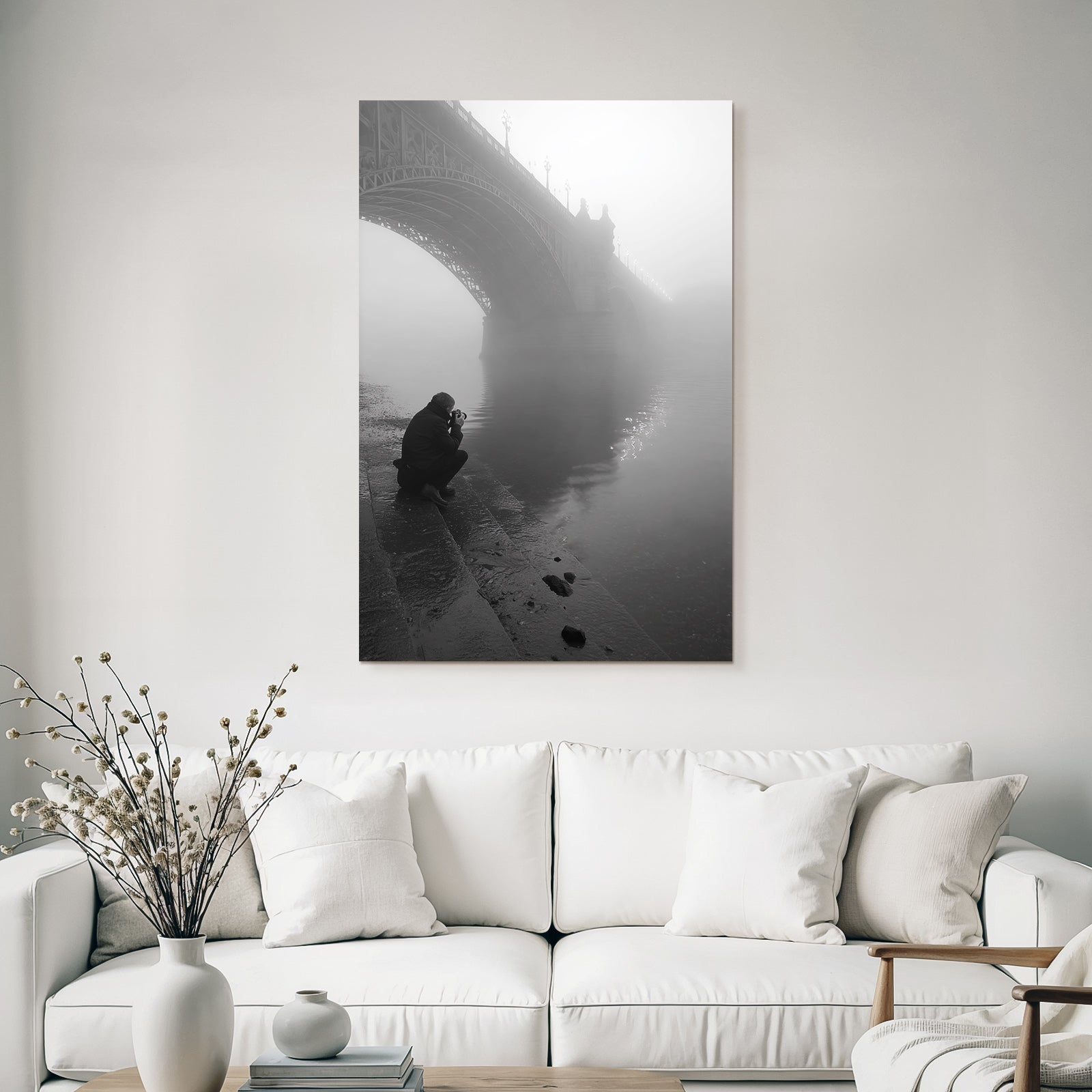 Stille Szene Mit Fotograf Am Wasser Bei Bruecke Im Nebel