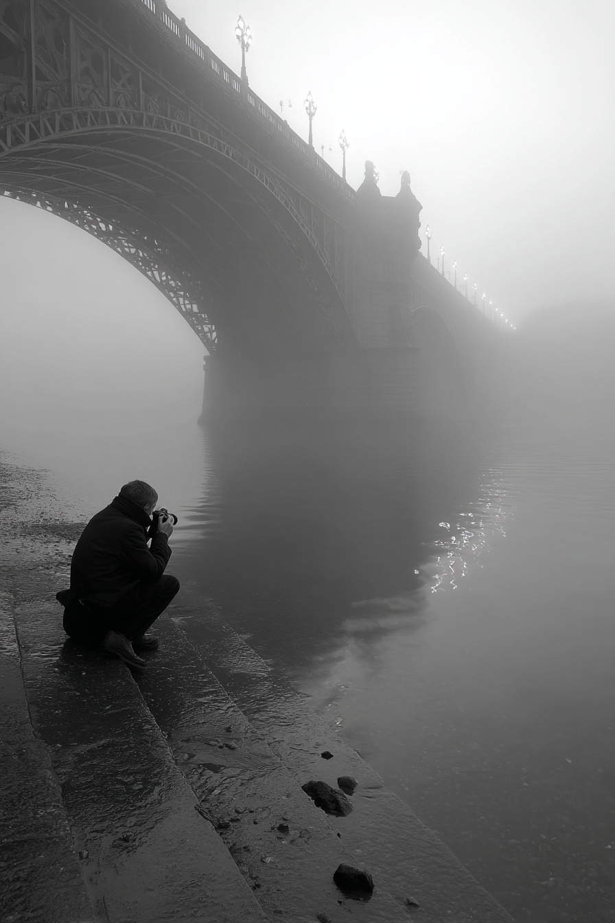 Stille Szene Mit Fotograf Am Wasser Bei Bruecke Im Nebel | Fotografie | Kunstgattungen