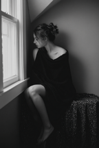 Person Am Fenster | Fotografie | Kunstgattungen