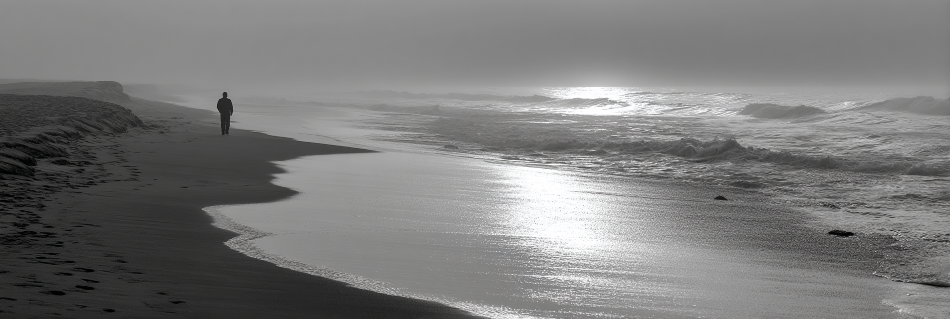Einsame Figur Am Strand Im Nebel 40d77095-e9ba-4362-a4d0-cbec8a53665a | Fotografie | Kunstgattungen