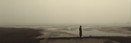 Einsame Figur Im Nebel Am Meeressaum | Fotografie | Kunstgattungen