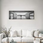 Minimalistische Architektur Mit Person Und Ausblick Auf Berge Und Wasser