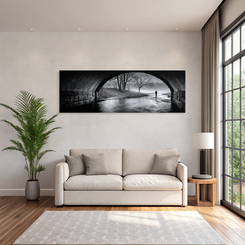 Minimalistische Szene Person Unter Brücke Neblige Landschaft