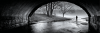 Minimalistische Szene Person Unter Brücke Neblige Landschaft | Fotografie | Kunstgattungen