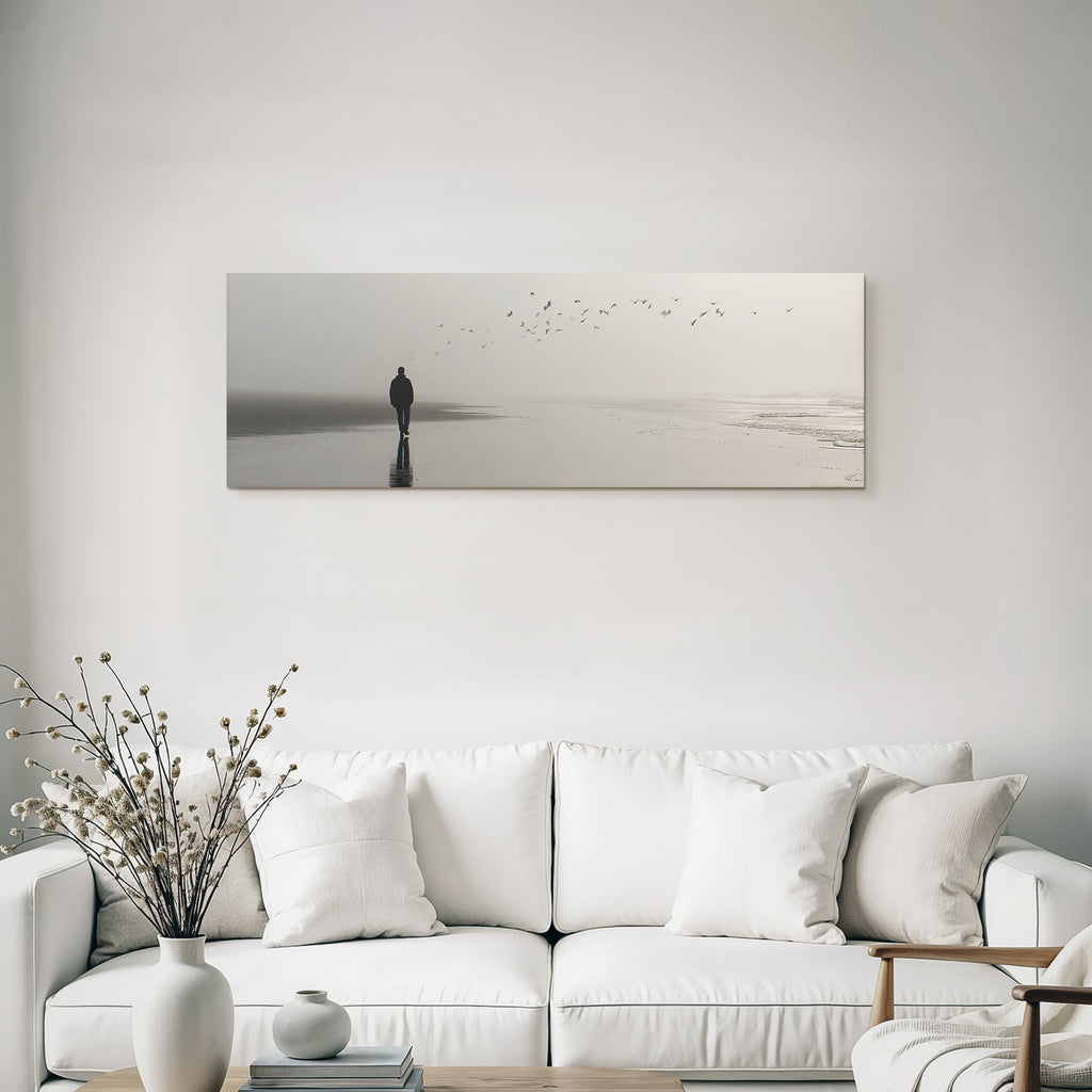 Person Am Strand Mit Voegeln Im Nebel