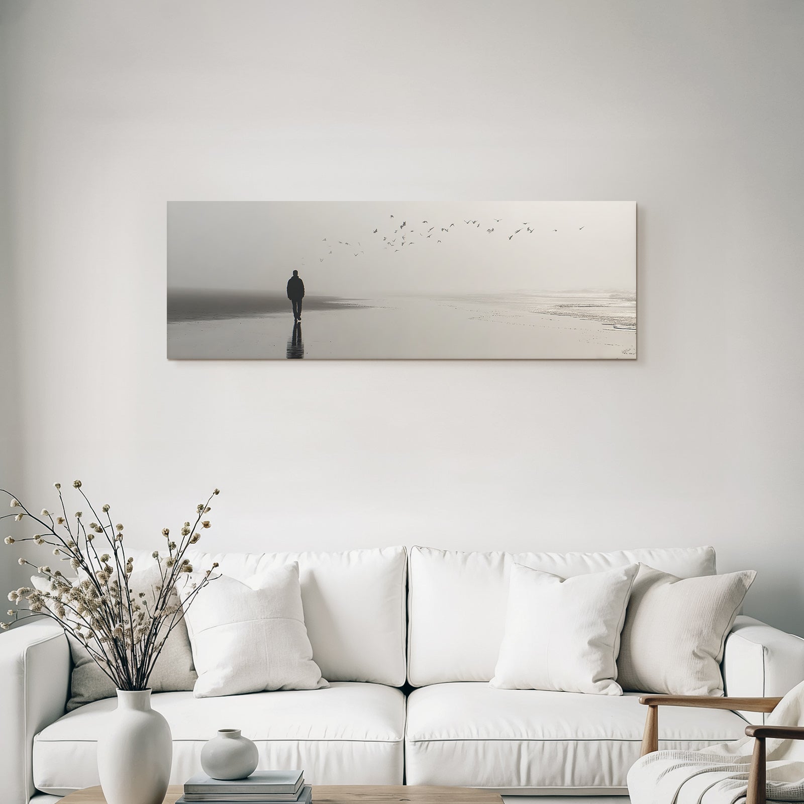 Person Am Strand Mit Voegeln Im Nebel