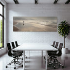 Person Am Strand Mit Wellen Und Nebel