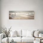 Person Am Strand Mit Wellen Und Nebel