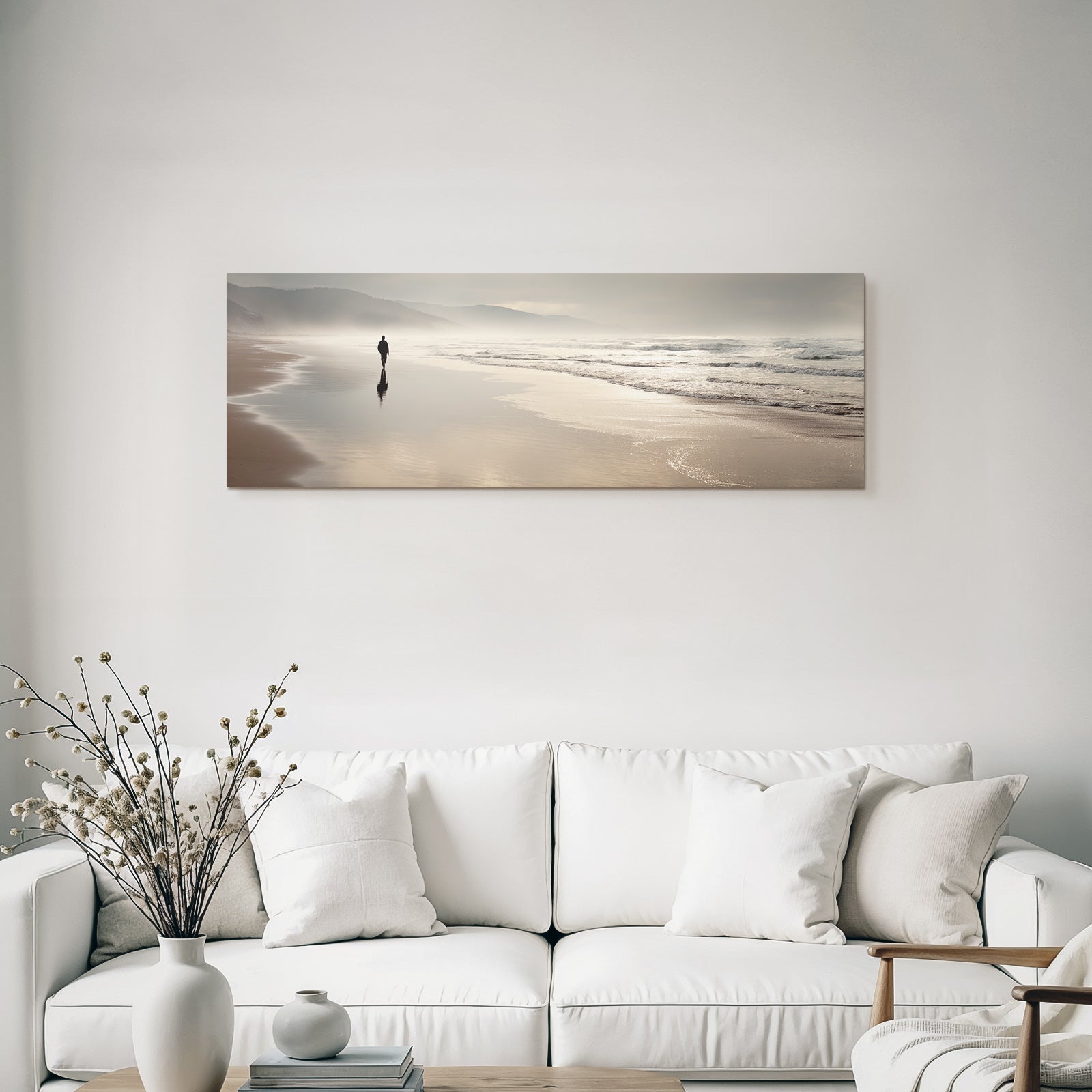 Person Am Strand Mit Wellen Und Nebel