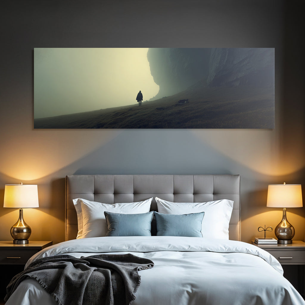 Person Geht Durch Neblige Landschaft Dramatische Klippe