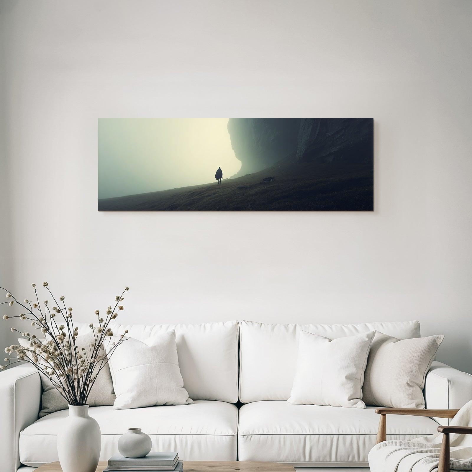 Person Geht Durch Neblige Landschaft Dramatische Klippe