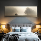 Ruhiges Nebelhaftes Landschaft Horse Allein Baum Silhouette