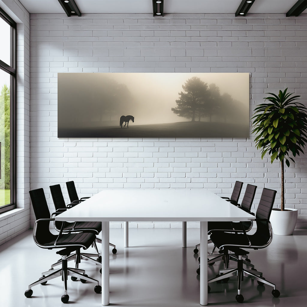 Ruhiges Nebelhaftes Landschaft Horse Allein Baum Silhouette