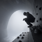 Person Squat Camera Nebel Tunnel Umgebung | Fotografie | Kunstgattungen