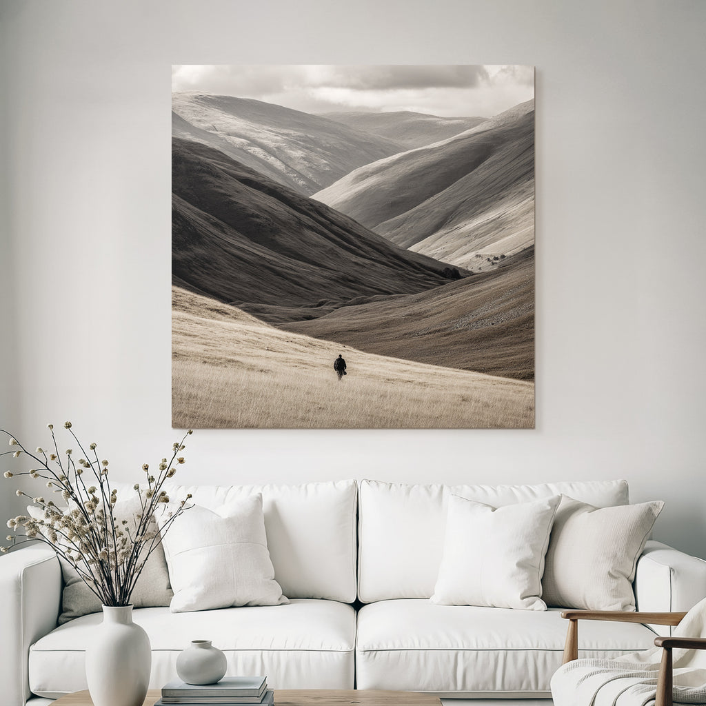 Ruhige Landschaft Mit Hügeln Und Person Im Gras