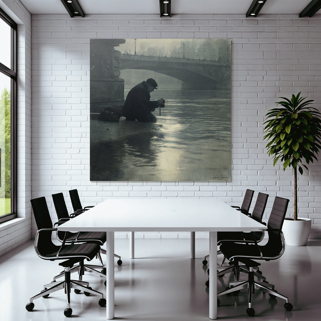 Schwarzweiß Person Am Fluß Brücke Im Hintergrund