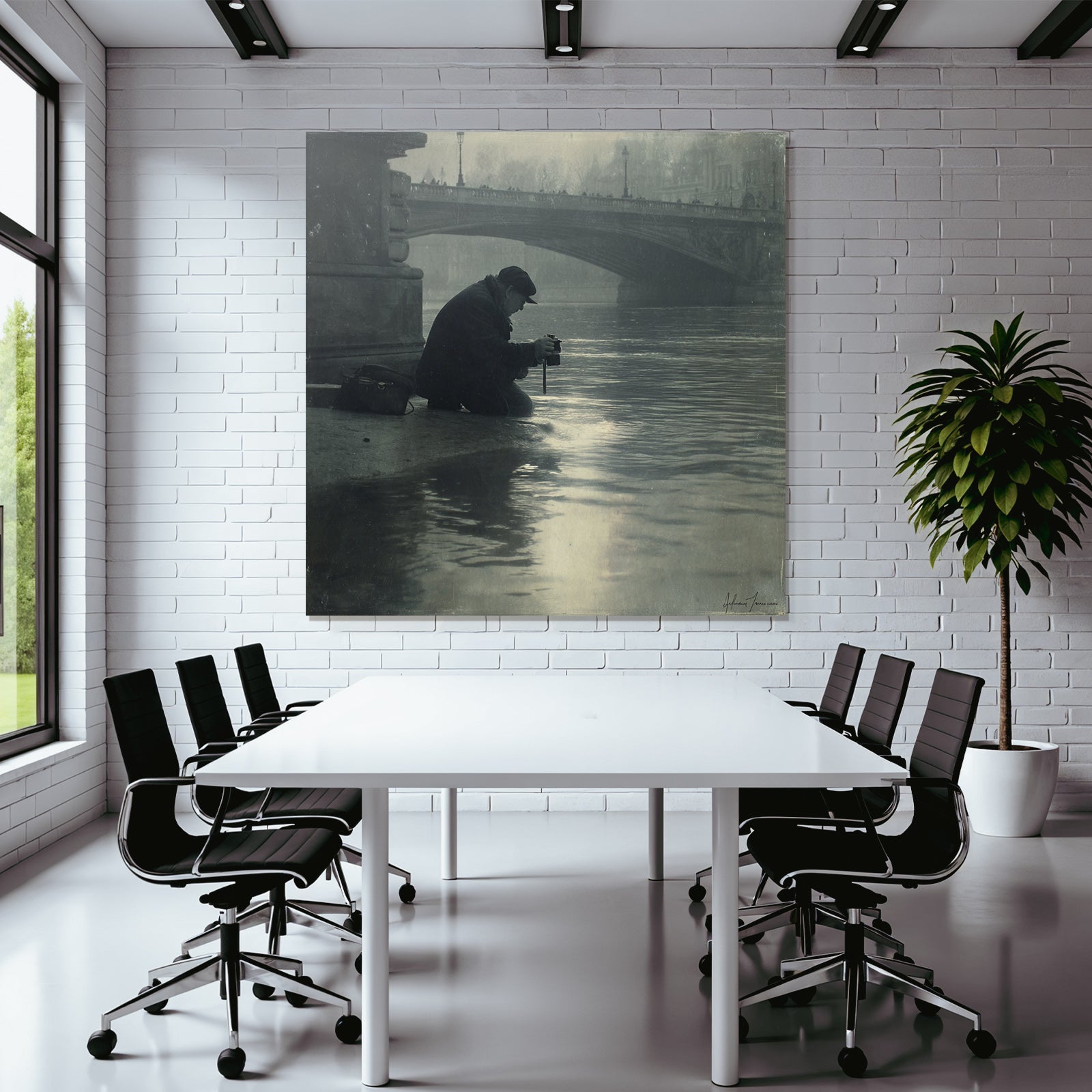 Schwarzweiß Person Am Fluß Brücke Im Hintergrund