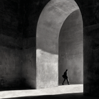 Schwarzweißfoto Person In Gewölbe Mit Licht Und Schatten | Fotografie | Kunstgattungen
