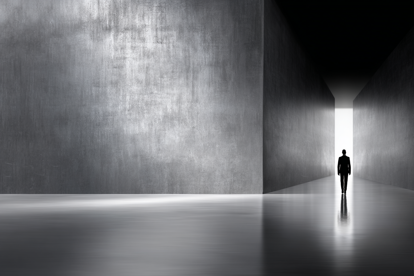 Einsamefigur Imminimalistischen Korridor Mit Lichtqülle Nachdenkliche Atmosphäre | Fotografie | Kunstgattungen