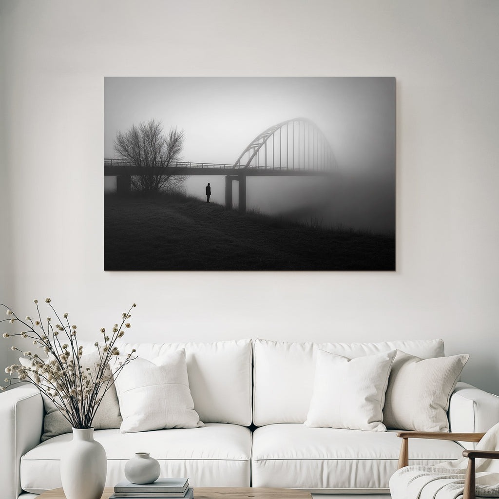 Figur An Brücke Umgeben Von Nebel