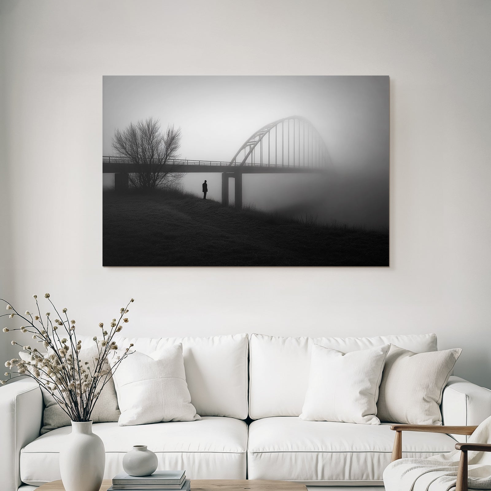 Figur An Brücke Umgeben Von Nebel