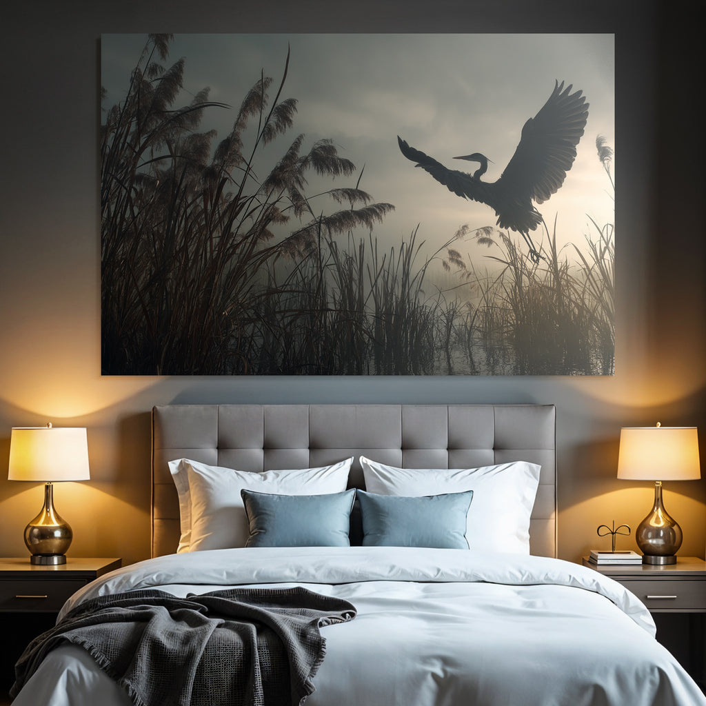 Heron Im Flug Über Dem Marschland Morgens Neblig Und Ruhig
