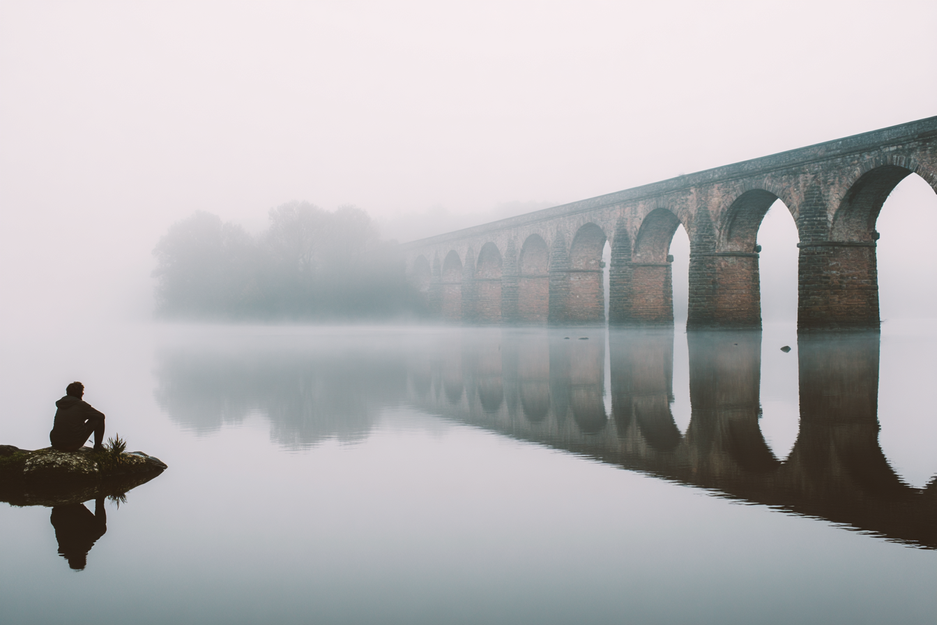 Ruhige Szene Mensch Stein Nebel Brücke Reflexion Waßer | Fotografie | Kunstgattungen