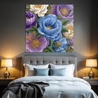 Bunte Blumenanordnung In Blau Lila Und Weiß Mit Grünen Blattern Und Goldenen Akzenten