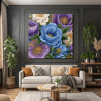 Bunte Blumenanordnung In Blau Lila Und Weiß Mit Grünen Blattern Und Goldenen Akzenten
