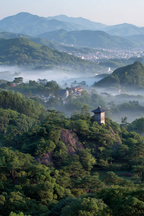 Steinerner Turm Im Morgendunst Umgeben Von Grünen Bergen | Asien | Laender und Reisen