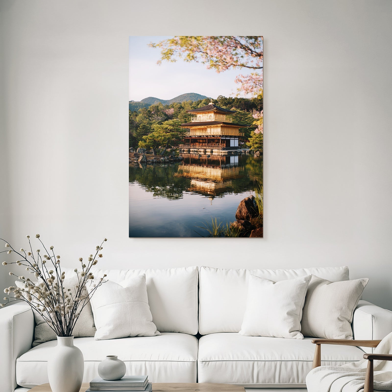 Traditioneller Japanischer Tempel Am See Mit Sakura Und Bergen