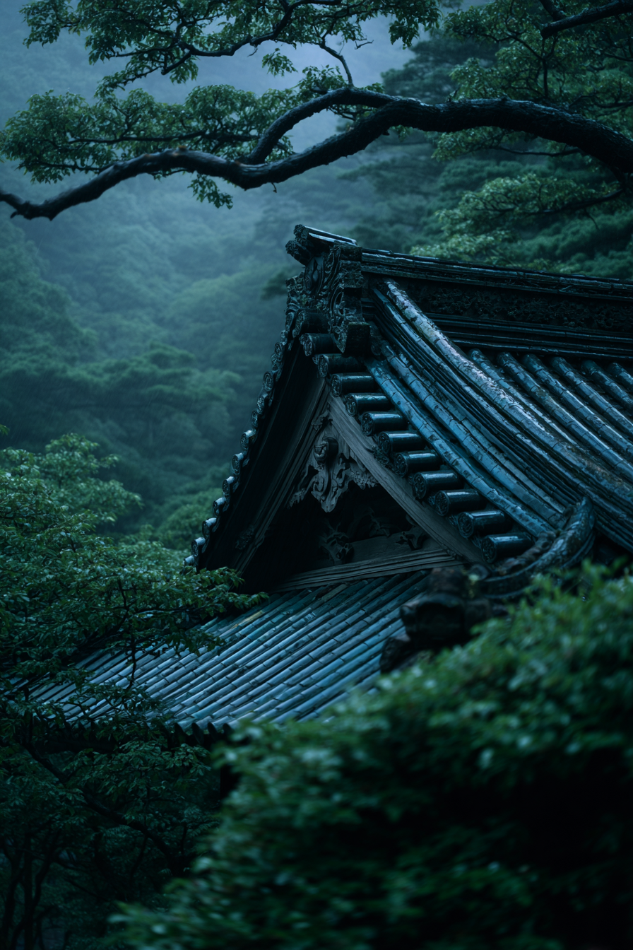 Traditioneller Tempel Im Nebligen Wald | Asien | Laender und Reisen