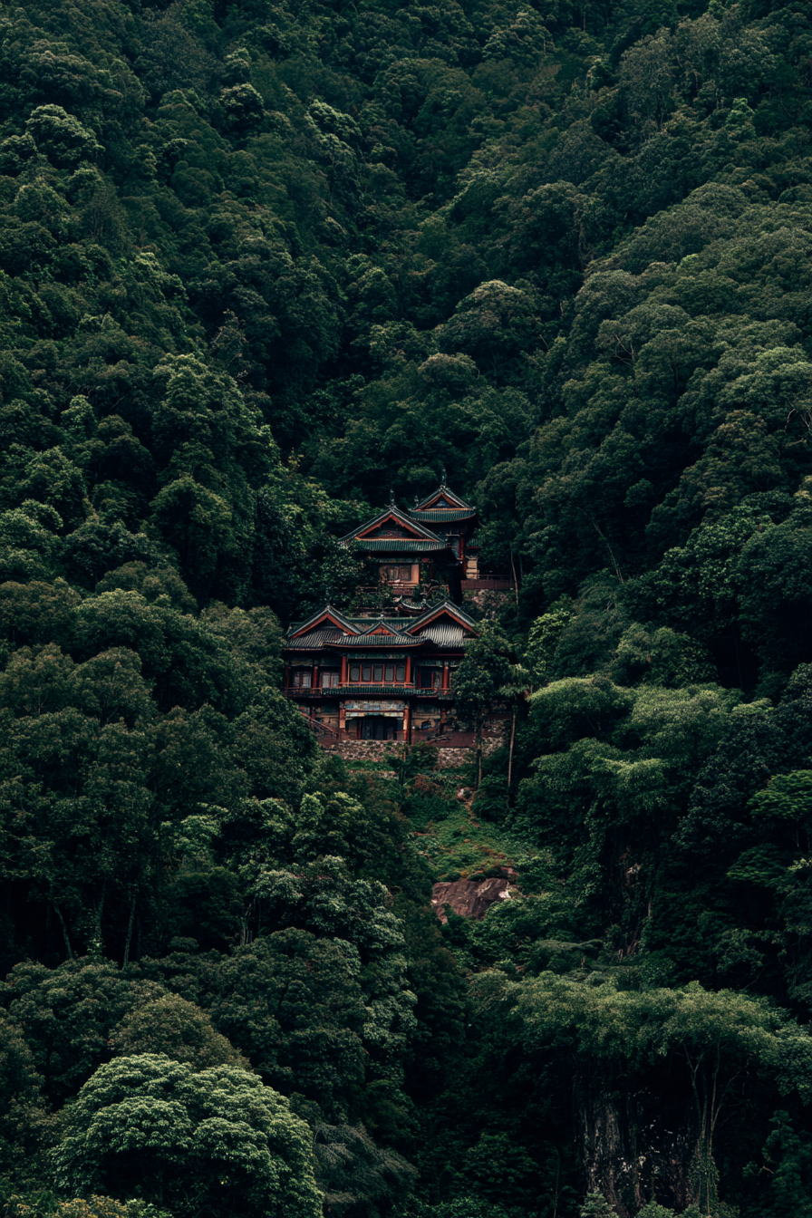 Traditionelles Gebäude In Friedlicher Bergwaldidylle | Asien | Laender und Reisen