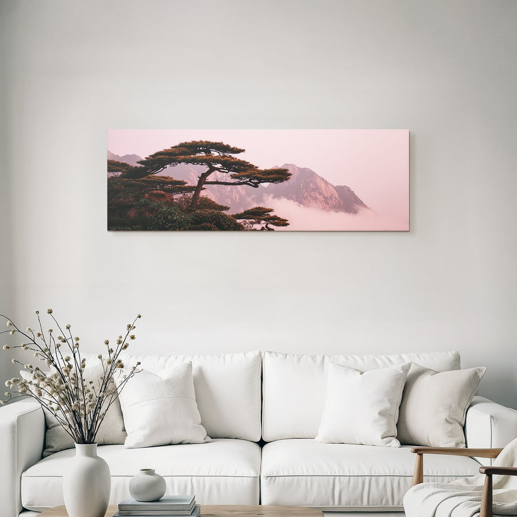 Ruhige Landschaft Mit Imposantem Baum Und Mystischen Bergen Im Morgennebel
