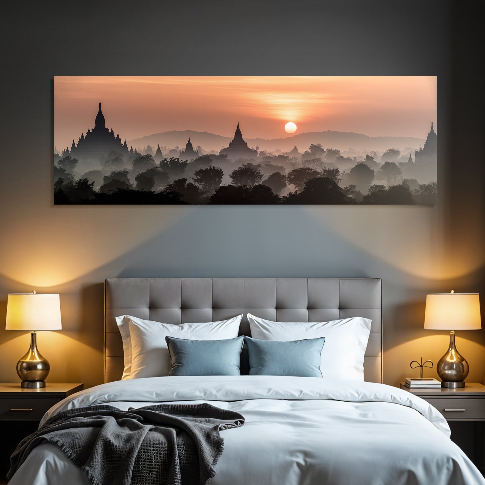 Sonnenaufgang Über Nebliger Pagodenlandschaft In Bagan