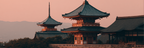 Traditionelle Japanische Tempelanlage Mit Pagoden Im Sonnenuntergang | Asien | Laender und Reisen