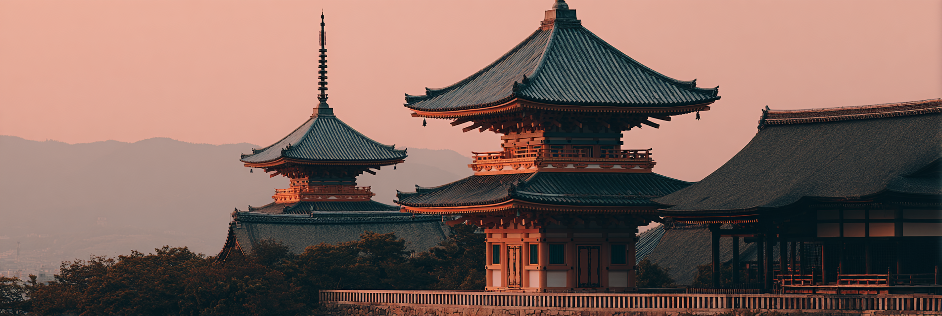 Traditionelle Japanische Tempelanlage Mit Pagoden Im Sonnenuntergang | Asien | Laender und Reisen