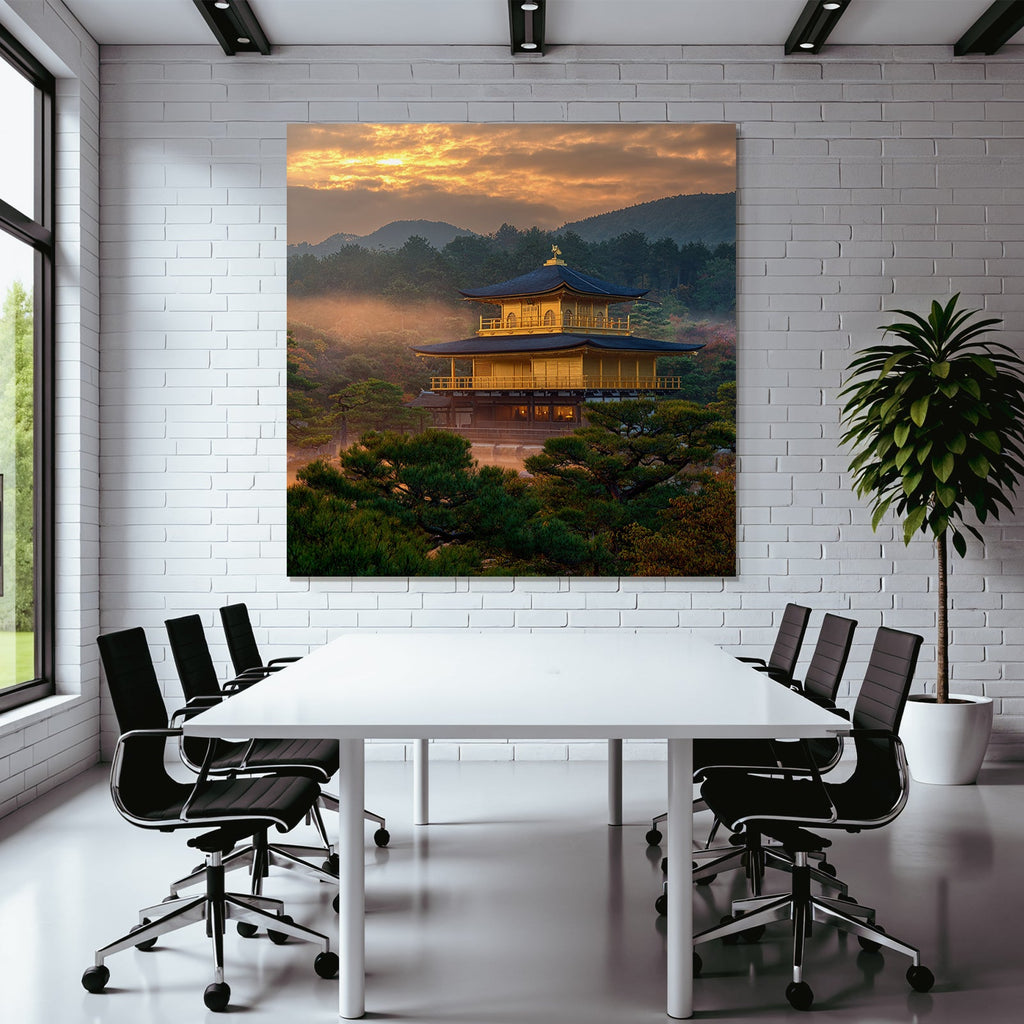 Goldener Pavillon Bei Sonnenuntergang In Japanischer Landschaft