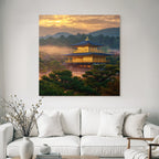 Goldener Pavillon Bei Sonnenuntergang In Japanischer Landschaft