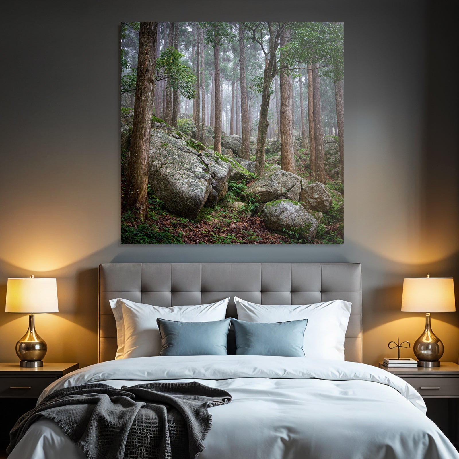 Nebeliger Wald Mit Hohen Bäumen Und Grossen Felsen