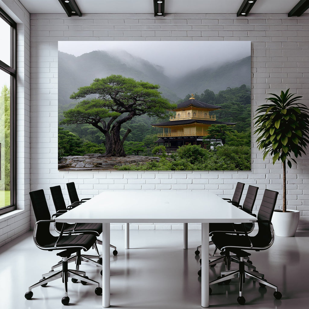 Goldener Tempel In Nebeliger Berglandschaft Mit Einem Baum