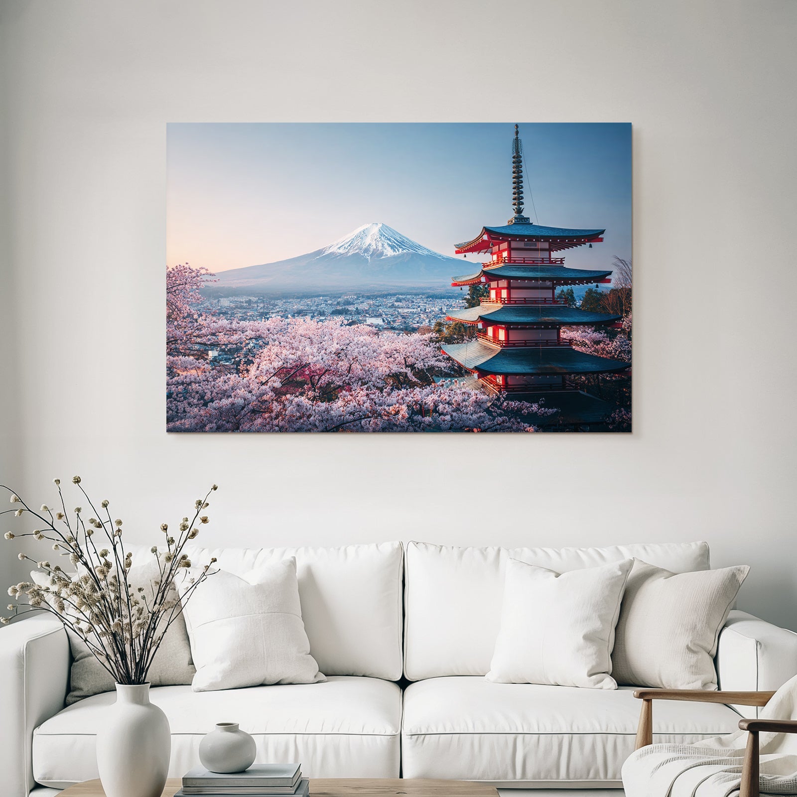 Japanische Pagode Und Kirschblüten Vor Schneebedecktem Berg