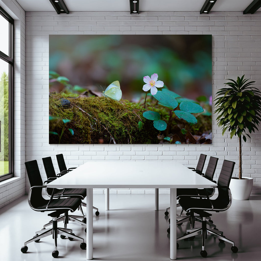 Sanfter Schmetterling Auf Moos Mit Zarter Rosa Blume