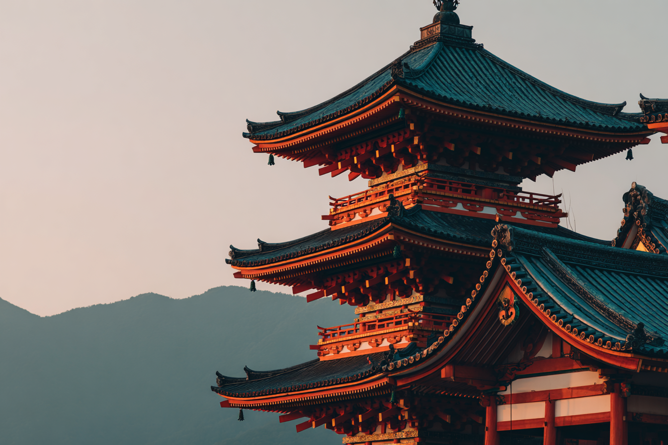 Traditionelle Asiatische Pagode Vor Bergen | Asien | Laender und Reisen