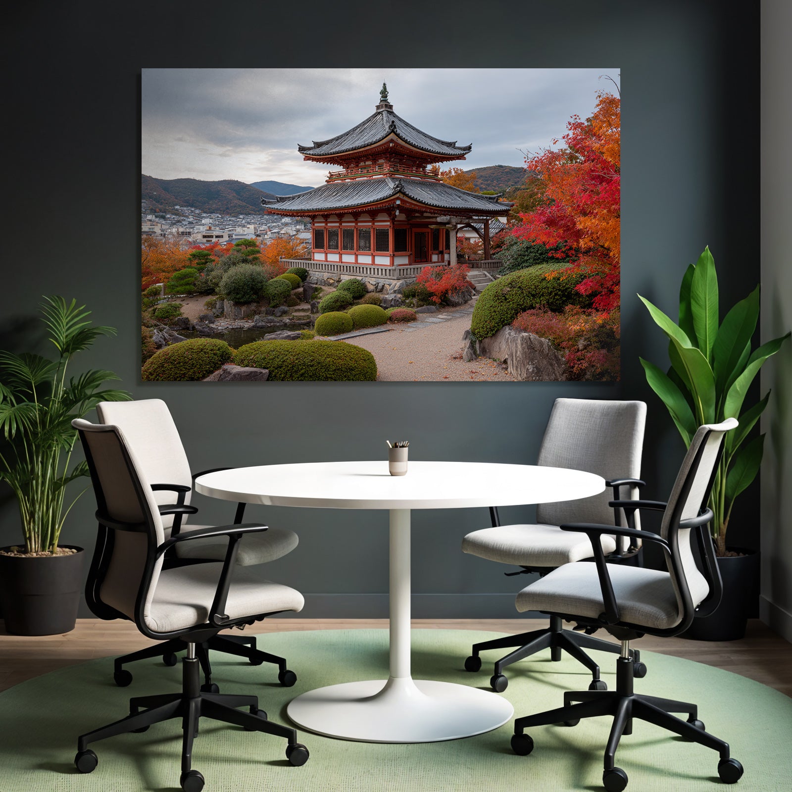 Traditionelle Japanische Pagode Im Herbstgarten Mit Bergkulisse Und Wohnviertel Im Hintergrund