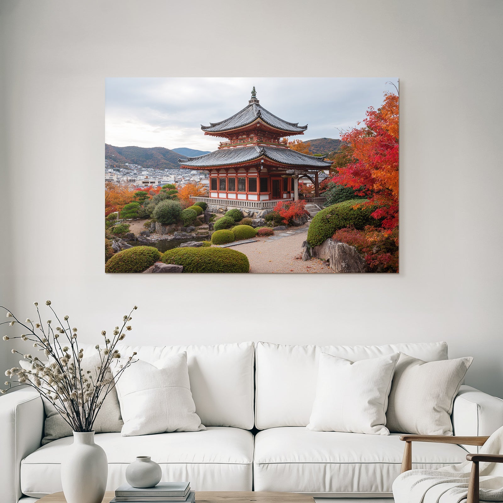 Traditionelle Japanische Pagode Im Herbstgarten Mit Bergkulisse Und Wohnviertel Im Hintergrund